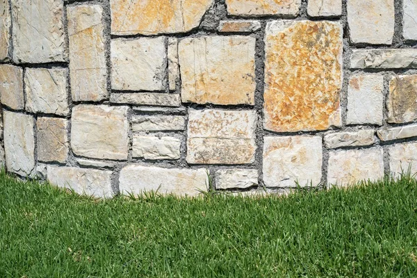 芝生の上の部分の石造 — ストック写真