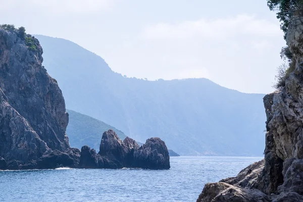Paisaje salvaje de colinas rocosas en la costa del mar — Foto de Stock