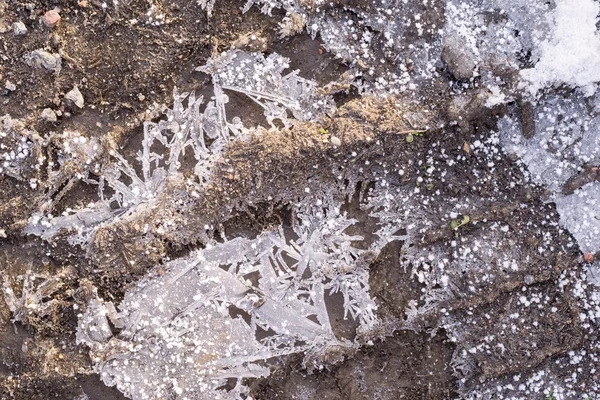 Inverno terra ghiacciata con ghiaccio — Foto Stock