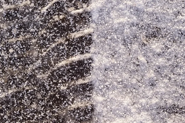 Spår av auto däcket på is med snö — Stockfoto