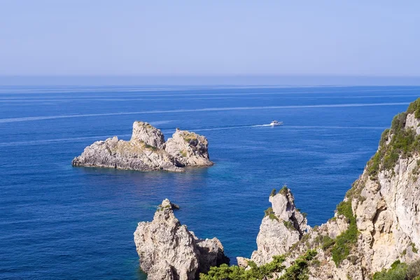 Crag in sea or at ocean for a natural background — Stock Photo, Image