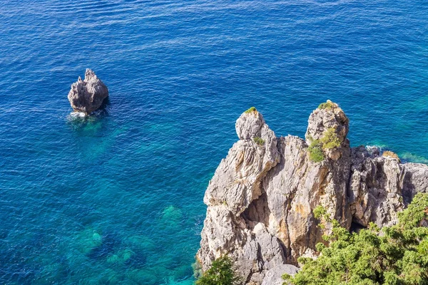 Grå klippiga kust och blå havet eller havet — Stockfoto