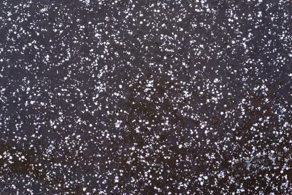 Płatki śniegu na lód mrożone kałuża — Zdjęcie stockowe