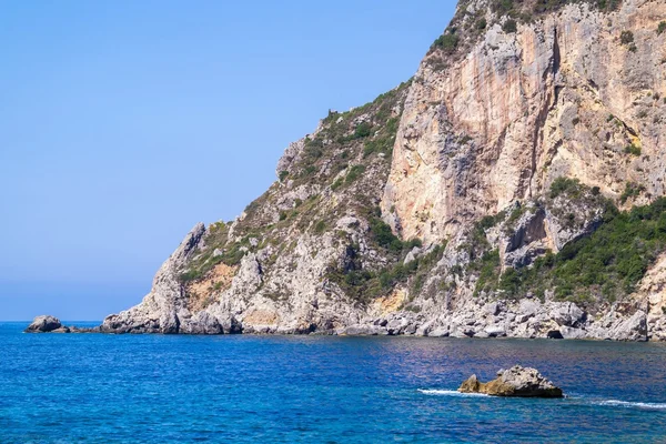 Wilde Landschaft mit felsigen Hügeln an der Meeresküste — Stockfoto