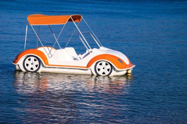 bir tekne katamaran closeup araba şeklinde 