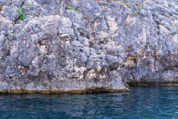 Pendiente de piedra de montaña o roca en el agua — Foto de Stock