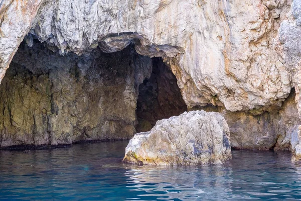 Höhle und Grotte im steinernen Berg oder Felsen am Meer — Stockfoto