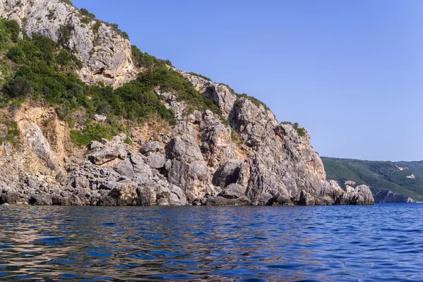 Stora sten bergen och klipporna som öar i havet — Stockfoto