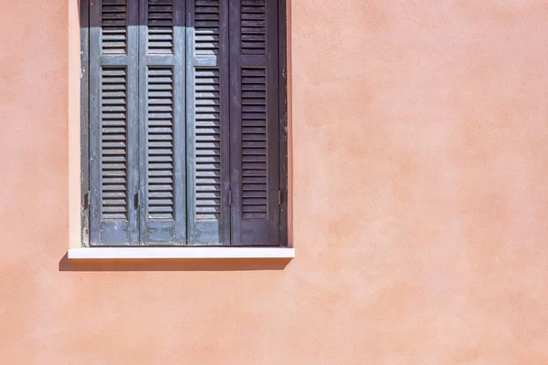 Janela de parte com um sol cego na fachada de casa — Fotografia de Stock