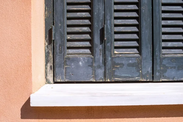 Ventana de parte grande con persianas en la fachada de la casa — Foto de Stock