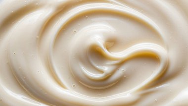 Yumuşak ışık ve parlak yüzey ile mayonez yakın çekim kıvrımlı pürüzsüz kremsi dokusu