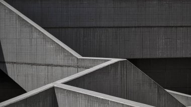 Geometrik çizgileri ve gölgeleri olan modern beton mimari Minimalist barbar yapı