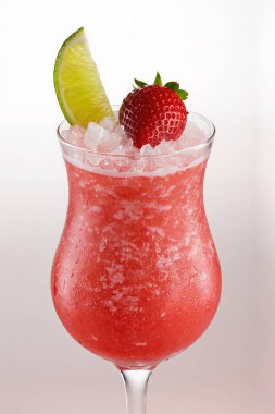Buzlu, limonlu ve bardakta taze çilekli çilekli çilekli çilek kokteyli.