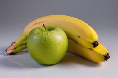 Taze Yeşil Elma ve Olgun Muz Tarafsız Arkaplan Sağlıklı Gıda Sağlıklı Yaşam Temiz Minimum Beste Doğal Meyve Fotoğrafı Yüksek Kaliteli Görüntü