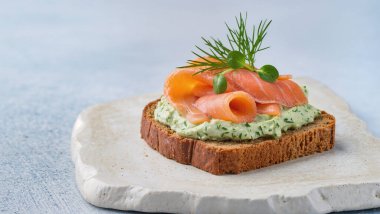 Herb Cream Cheese and Dill ile somon tostu, Gurme Açık Sandviç, Taze Zarif Yemek Fotoğrafı
