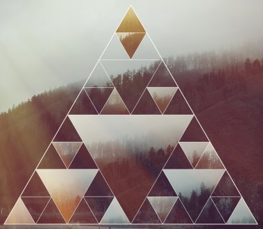 Manzara ve kutsal geometri sembolü üçgen ile kolaj