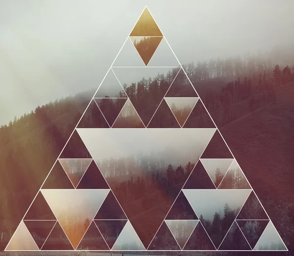 Коллаж с пейзажем и символом сакральной геометрии треугольника — стоковое фото