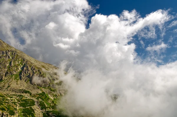 Nubes sobre la colina — Foto de Stock