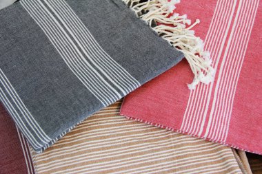 Antalya, Türkiye, 26. 04 2020 Çok renkli pamuklu havlular dekoratif süslemelerle