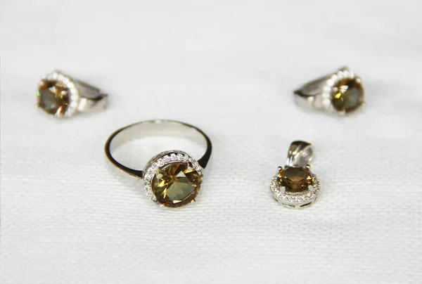 Γυναικεία Πολύτιμα Κοσμήματα Σκουλαρίκια Και Δαχτυλίδια — Φωτογραφία Αρχείου