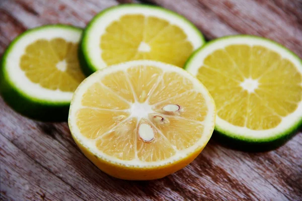 Runde Gelbe Zitronenscheiben Auf Einem Dekorativen Teller — Stockfoto