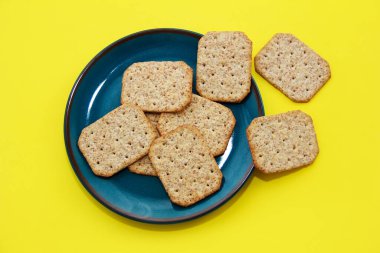 Dekoratif tabakta kuru diyet ekmek kurabiyeleri