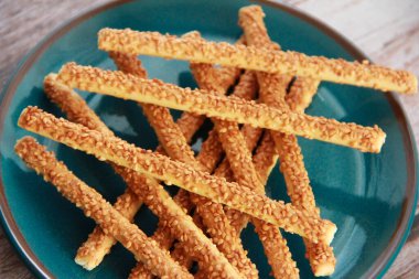 Kuru ve çıtır çıtır atıştırmalıklar susamlı şekerlere yapışır.