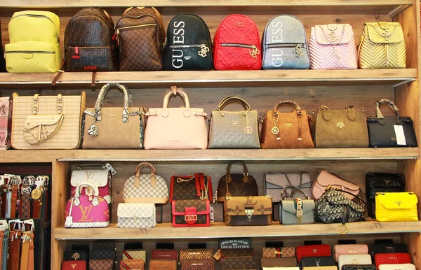 Antalya, Türkiye, 26 Temmuz 2020. Dükkandaki çok renkli kadın çantaları. Bir pencere.