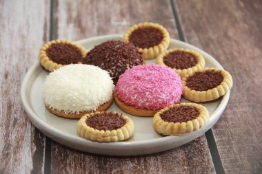 kare tatlı kurabiyeler ve şekerli yuvarlak marşmelovlar