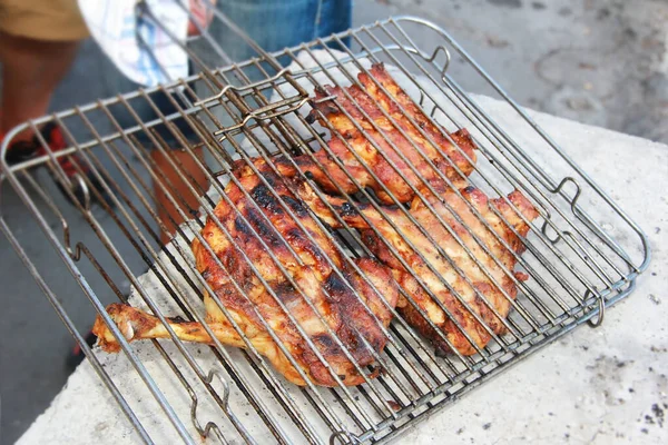 Dönerspieß Mit Hühnerfleisch Auf Einem Metallgrill — Stockfoto