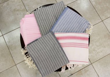 Antalya, Türkiye, 24 Ekim 2020. Grafik tasarımlı pamuk duş havluları