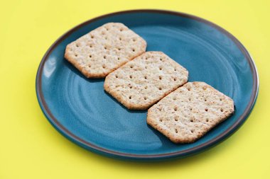 Dekoratif tabakta kuru diyet ekmeği