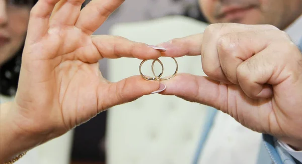花嫁と新郎の手に金の結婚指輪 — ストック写真