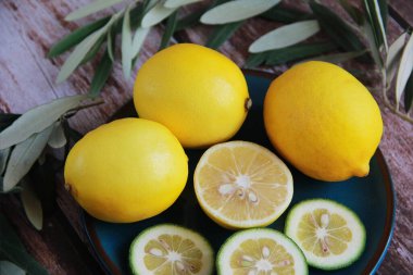 Doğal sarı limon ve yuvarlak limon dilimleri.