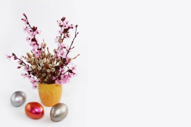 Geleneksel paskalya yumurtaları ve pembe çiçekler