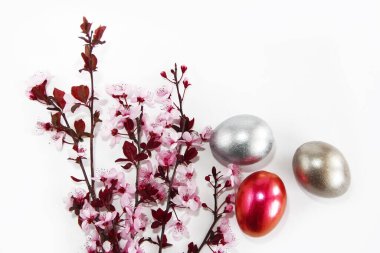 Renkli paskalya yumurtaları ve söğüt dalları