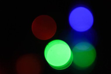Siyah arkaplanda renkli bokeh ışıkları