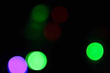 Siyah arkaplanda renkli bokeh ışıkları