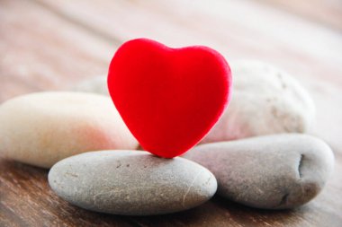 Gri taşlarda kırmızı kadife kalp