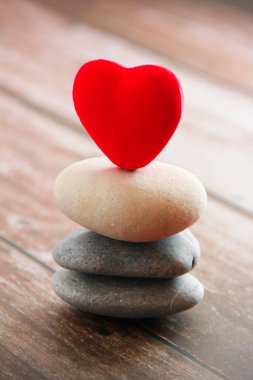 Gri taşlarda kırmızı kadife kalp