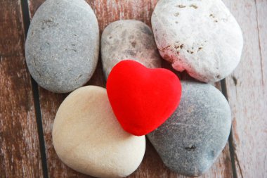 Gri taşlarda kırmızı kadife kalp