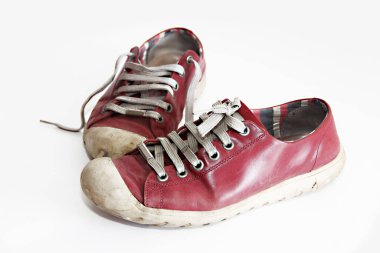 Bağcıklı eski kirli kırmızı spor ayakkabıları