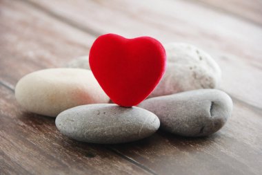 Gri taşlarda kırmızı kadife kalp