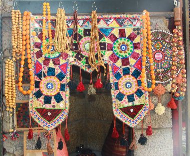 Antalya, Türkiye, 26 Nisan 2021. Doğulu süslemeleri olan el yapımı halılar.