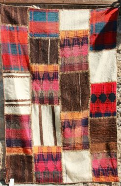 Antalya, Türkiye, 26 Nisan 2021. Doğulu süslemeleri olan el yapımı halılar.