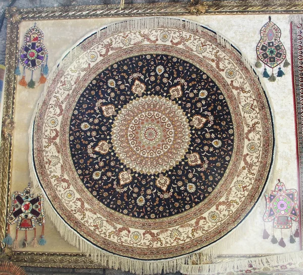 2021年4月26日 土耳其安塔利亚 带有东方装饰品的老式手工地毯 — 图库照片