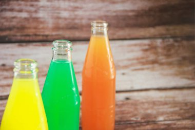 Lezzetli bir içeceği olan şeffaf bir şişe.