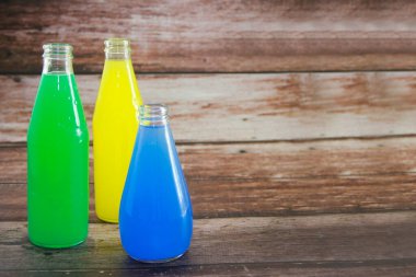 Lezzetli bir içeceği olan şeffaf bir şişe.