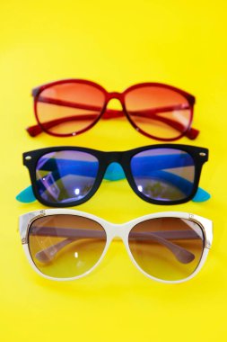 Lensli plastik çerçeveli kadın güneş gözlüğü