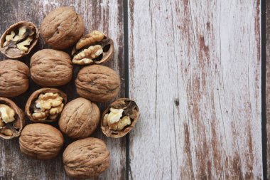 Kahverengi kabuklu doğal cevizler.